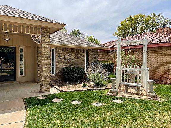 3rd image of 1005 Rosewood Dr