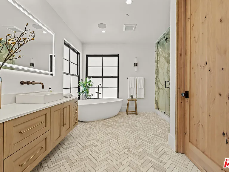 12527 Huston St — Photo 28