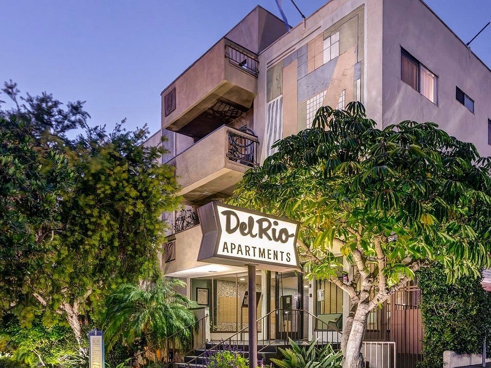 Apartments in West Los Angeles, CA Del Rio evening with sign