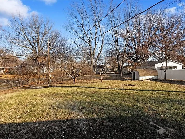 307 SE 7th St — Photo 10