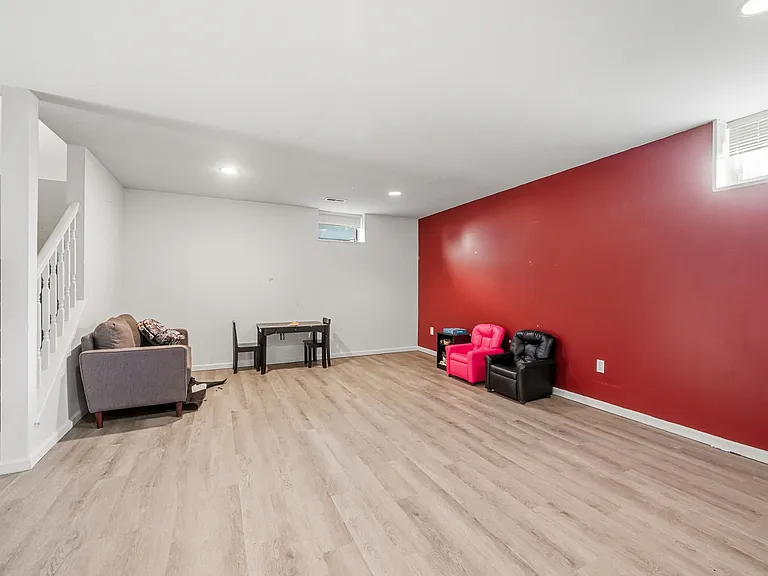 327 Allens Ln — Photo 26