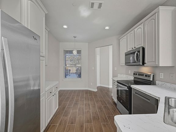 4th image of 936 Englewood Ln