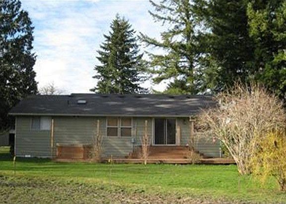 Step out on the large back deck to enjoy the mountain views!