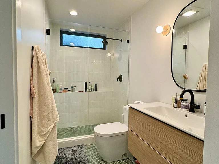 4406 Thackeray Pl NE — Photo 9