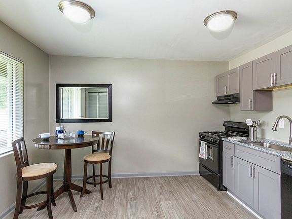 2nd image of 2124 Park Ter APT 2