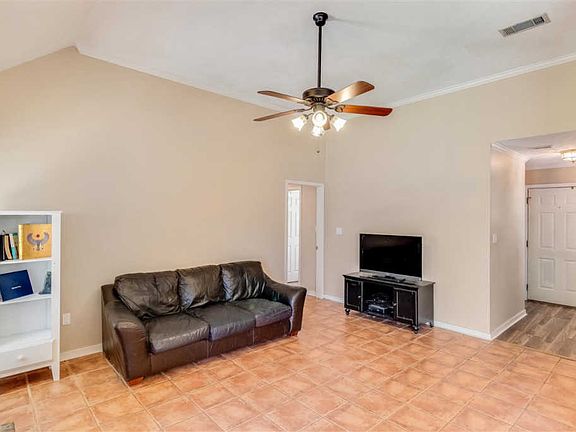 4th image of 105 Hunters Oak Pl