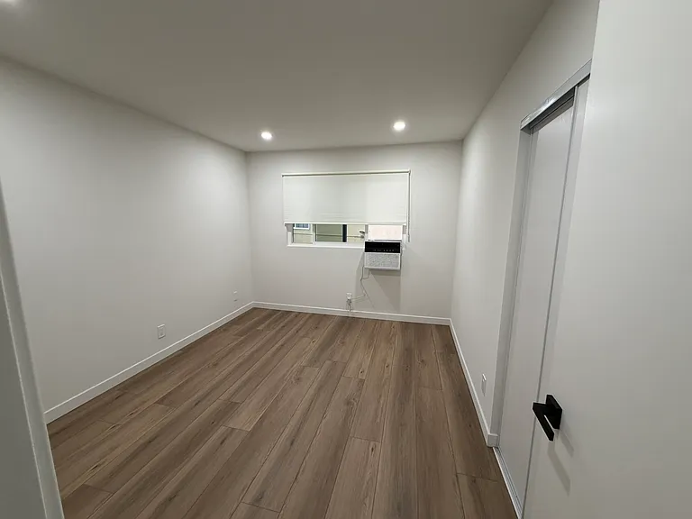8751 Langdon Ave — Photo 10