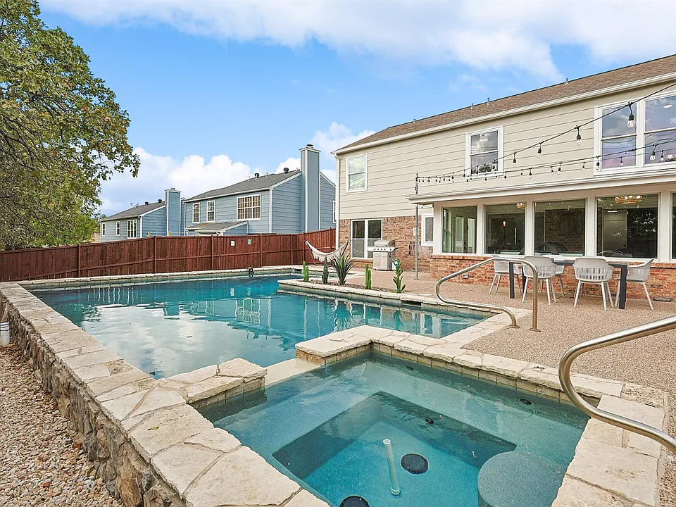 6872 Greenleaf Dr
