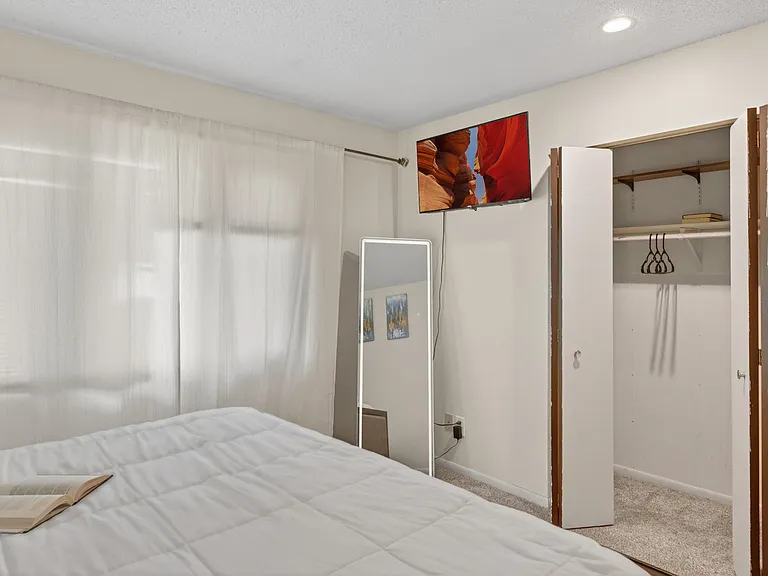 2429 Lawrence Ave — Photo 14