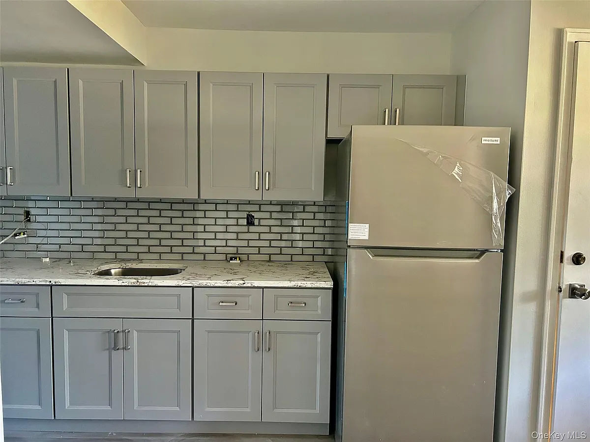 Building Photo - 153 6th Ave #11A
