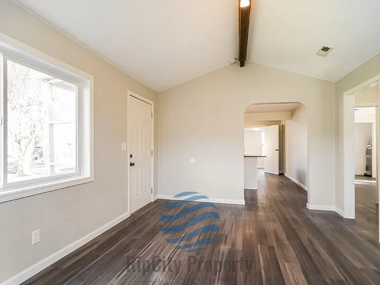 1307 Elm St — Photo 3