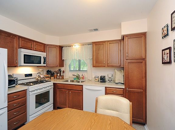4th image of 1066 Creekside Ct APT 1A