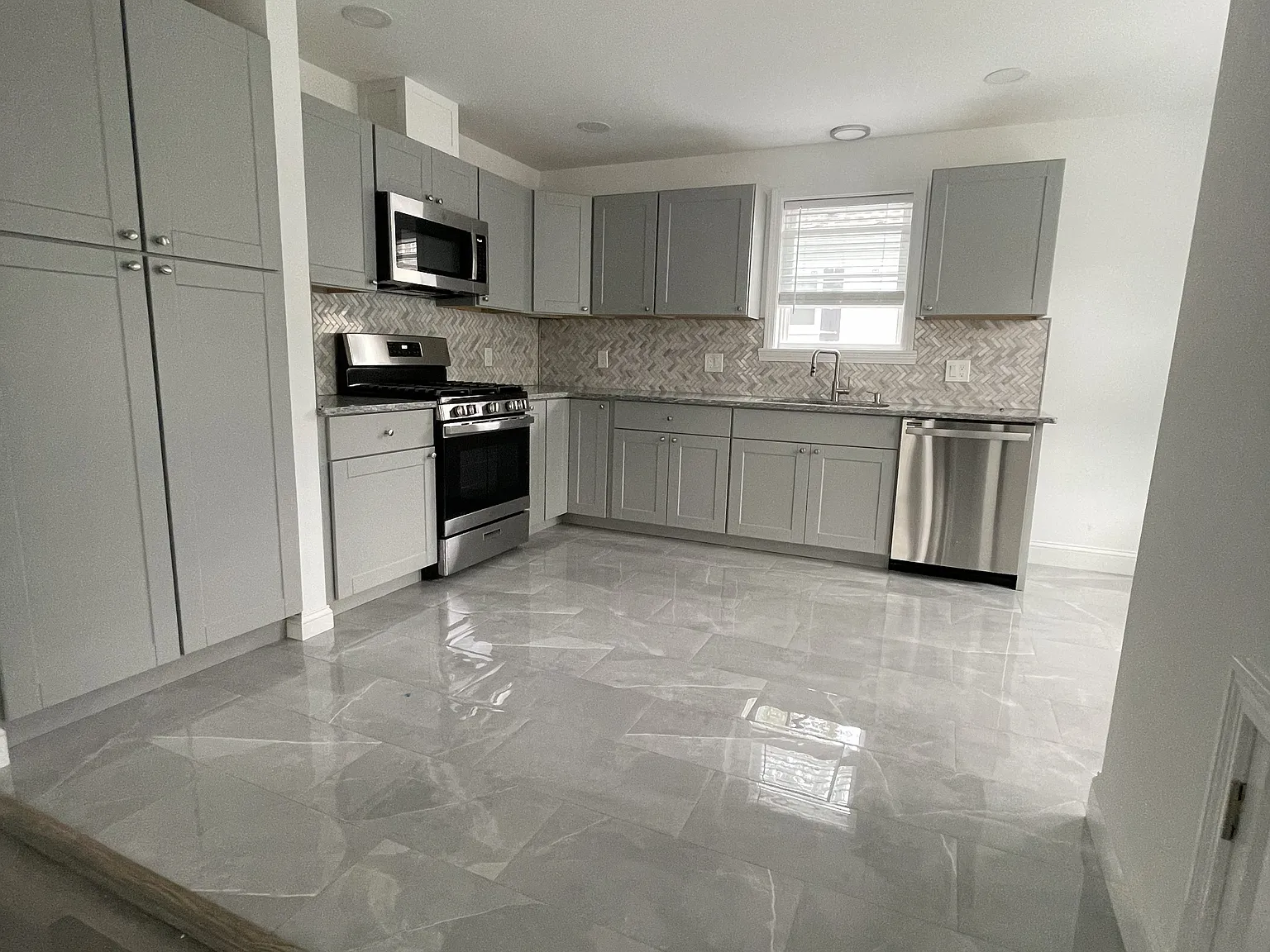 3 bed, 1250 sqft, $3,500 — Photo 2