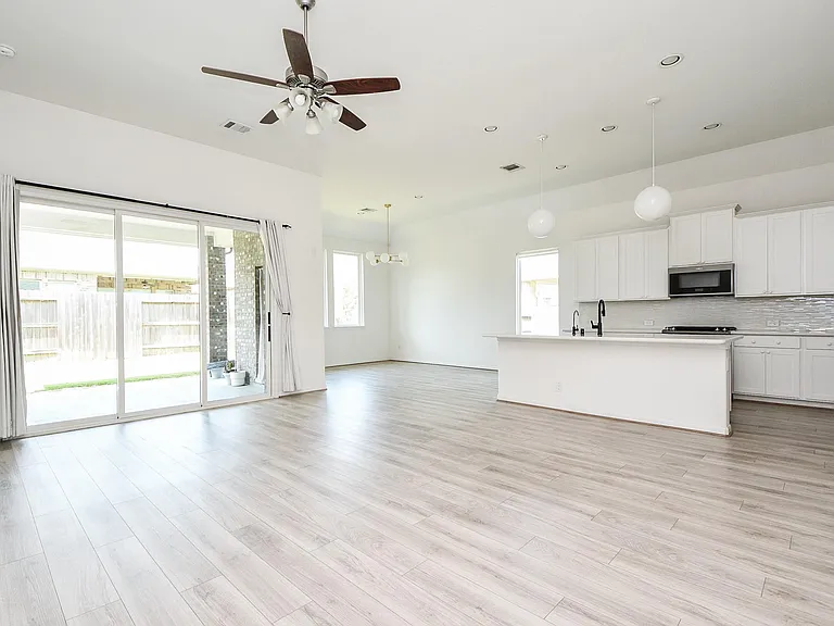 8215 Longear Ln — Photo 12