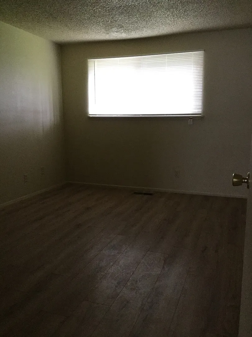 Large 3 Bedroom 2 bath house with garage and fenced yard — Photo 2