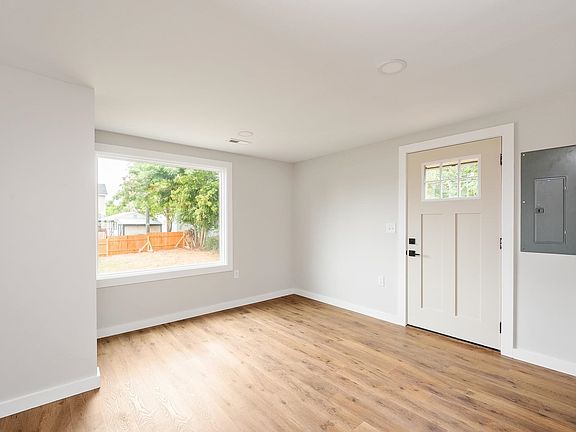 5th image of 2257 Cedar Ave