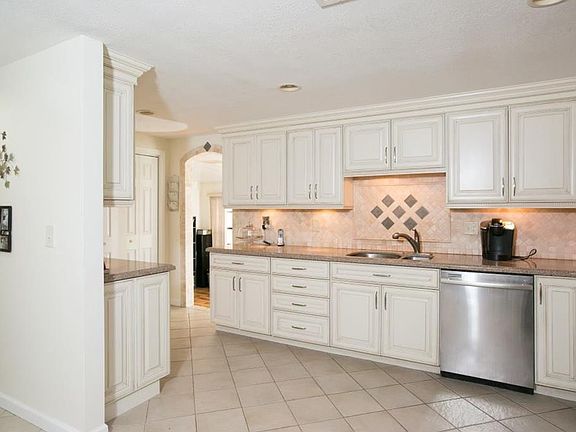 3rd image of 1065 Manila Dr