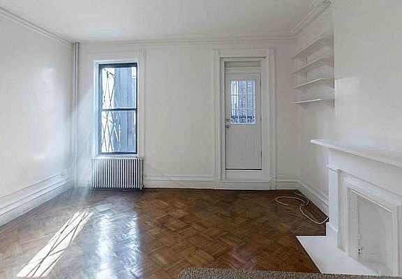 3rd image of 160 E 64th St APT 4R