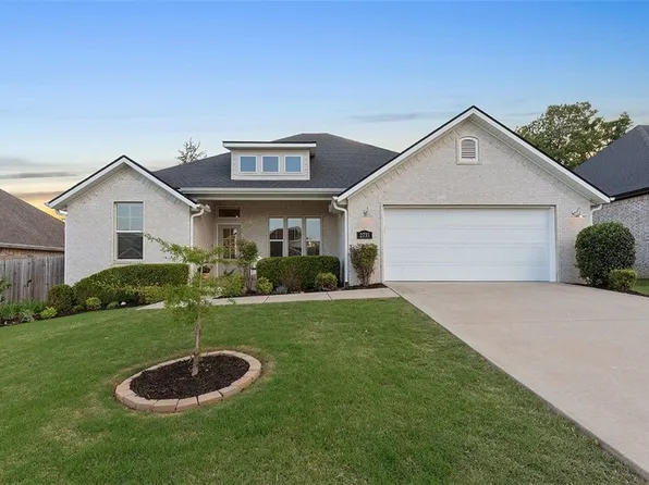 2733 N Grey Squirrel Dr, Fayetteville, AR 72704