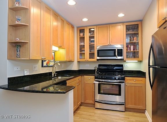 4th image of 2045 N Larrabee St #302
