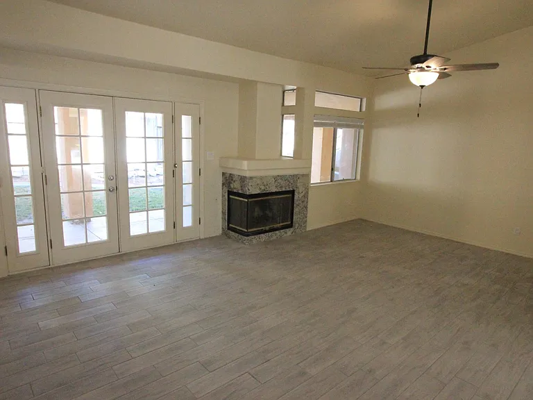 1104 Sand Creek Dr — Photo 4