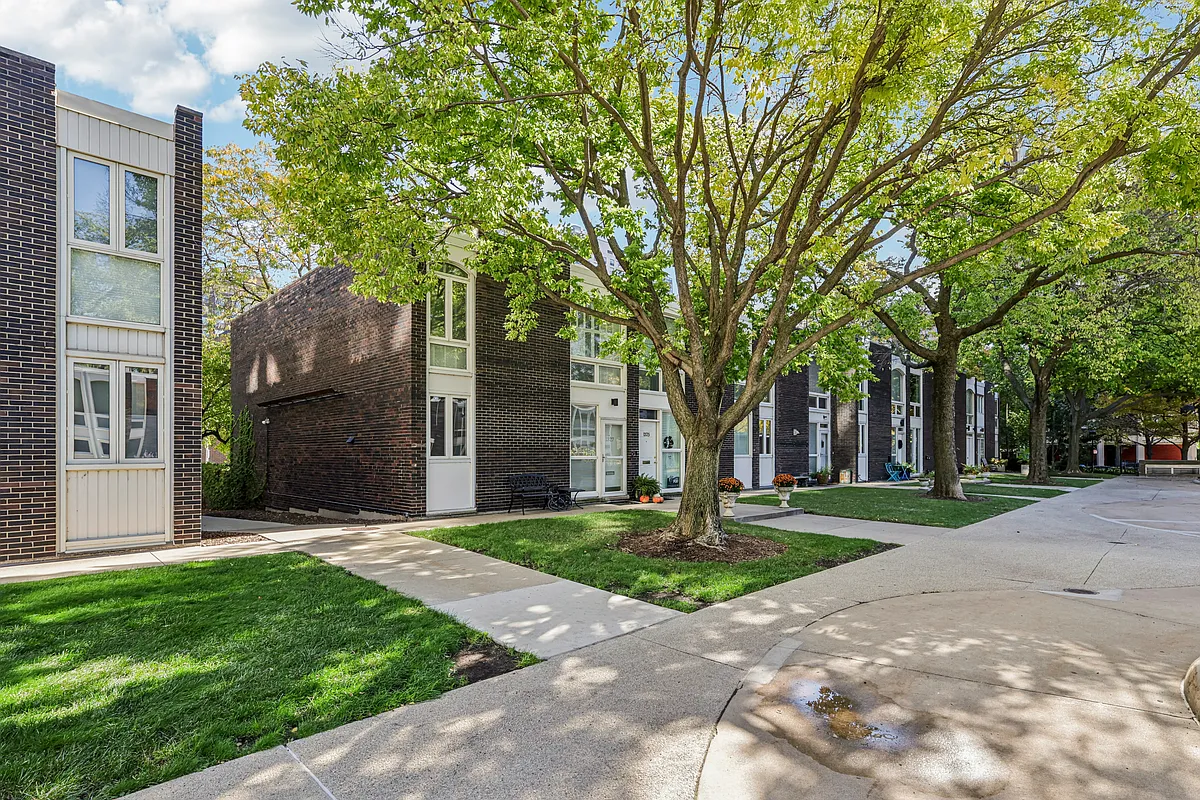 Building Photo - 1319 N Sandburg Ter