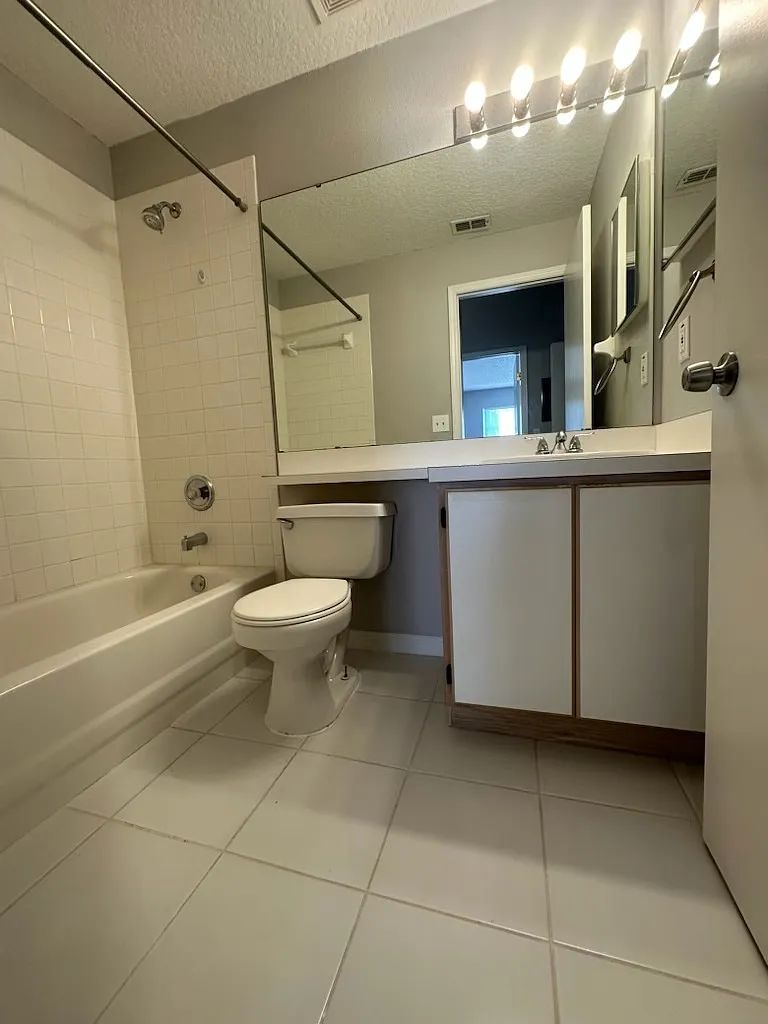 2147 Cypress Bay Blvd - 1 — Photo 3