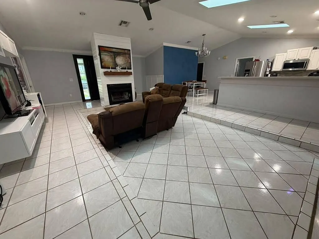 3 bed, 2.0 bath, 1673 sqft, $5,000 — Photo 3