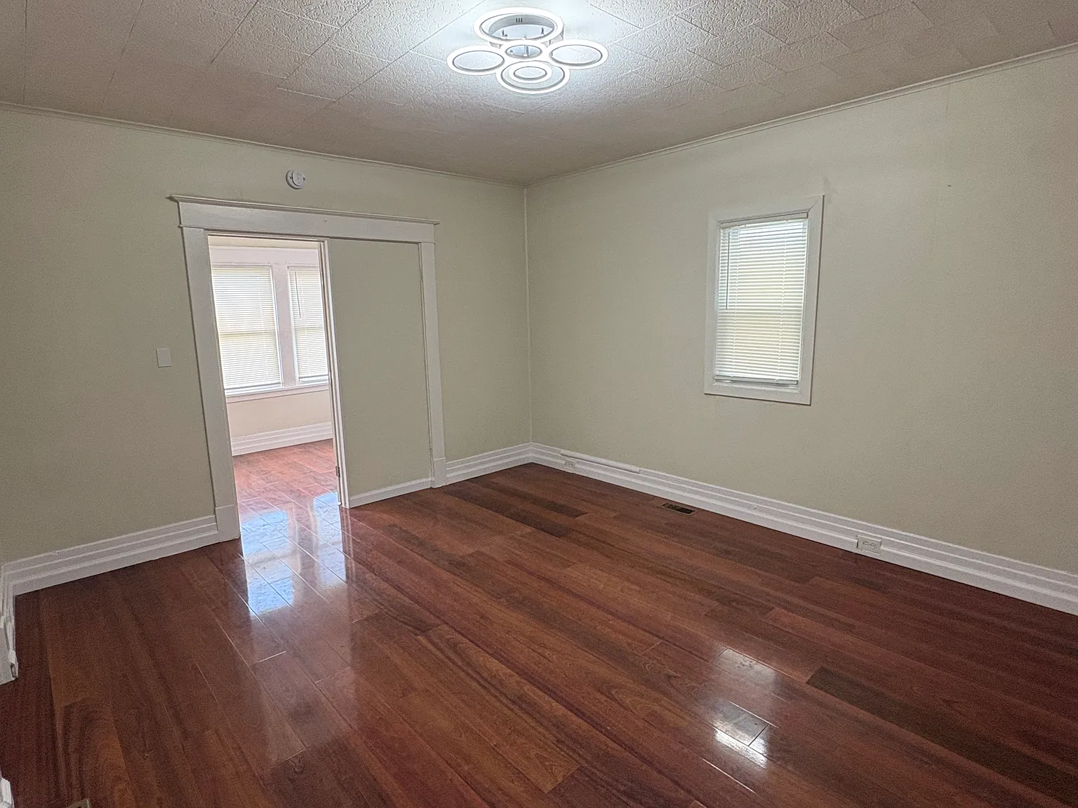 3 bed, $1,300 — Photo 4