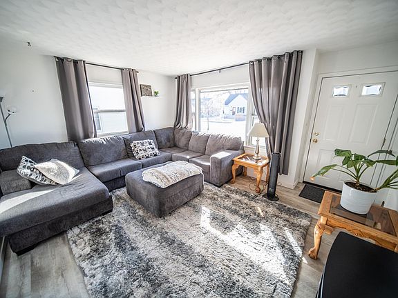 5th image of 930 13th Ave NE