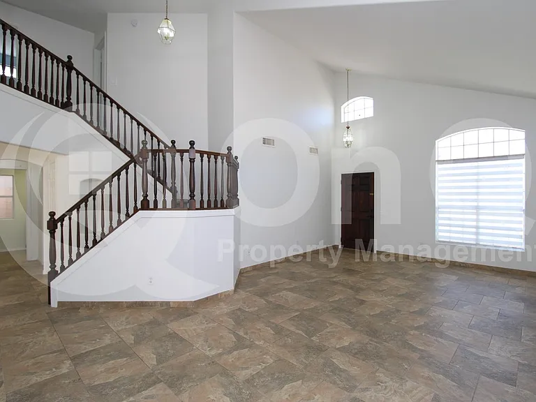 137 W Leah Ct — Photo 3