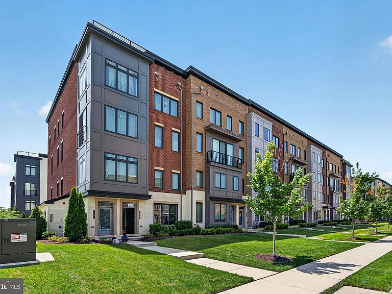 23685 Hopewell Manor Ter — Photo 2