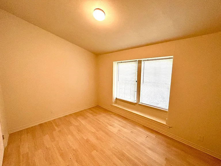 6815 Stockport — Photo 15
