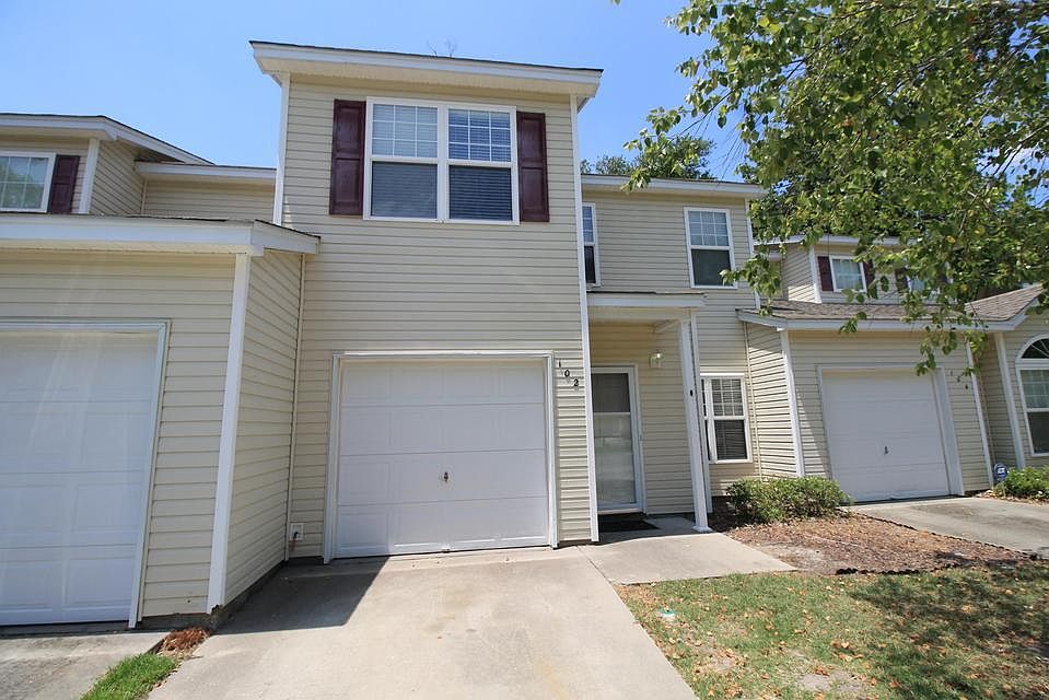 1st image of 102 Chestnut Oaks Ct