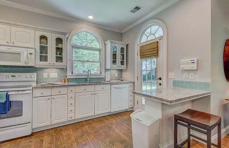 204 Salisbury Dr — Photo 10