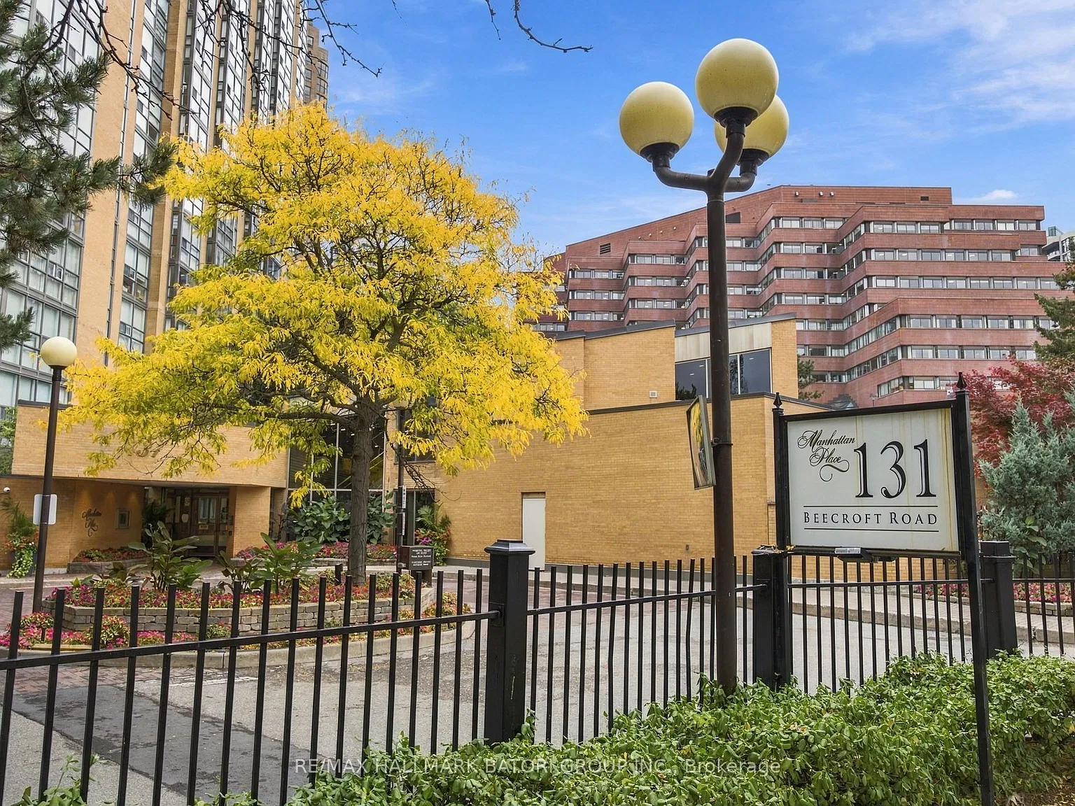 Manhattan Place — Photo 2