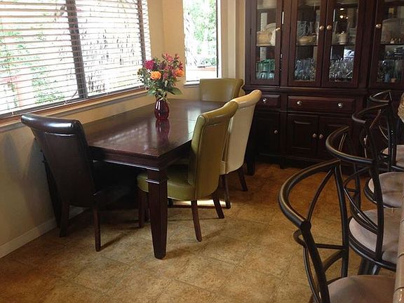 Nice dining area 