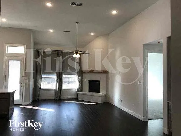3 bed, 2.0 bath, 2329 sqft, $3,295 — Photo 3