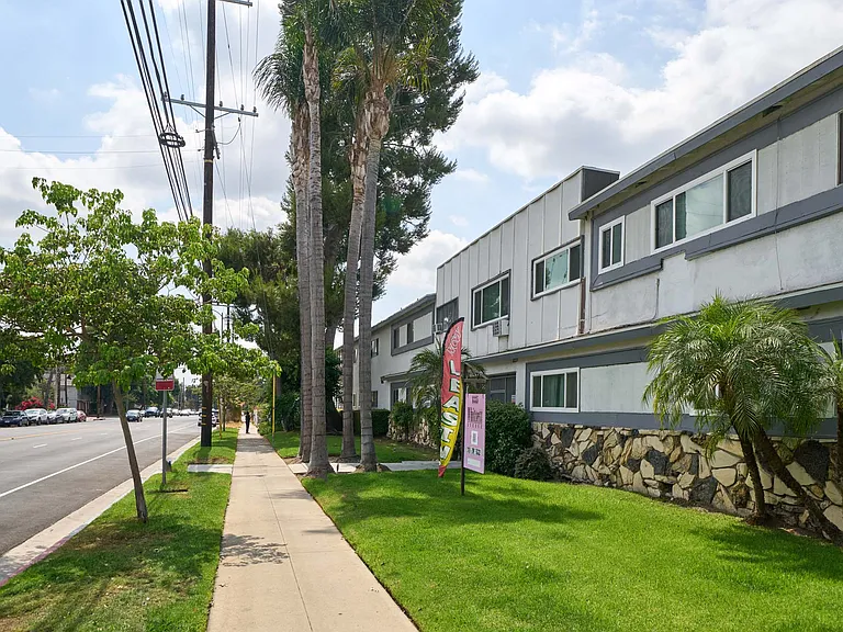 6335 Whitsett Ave — Photo 21