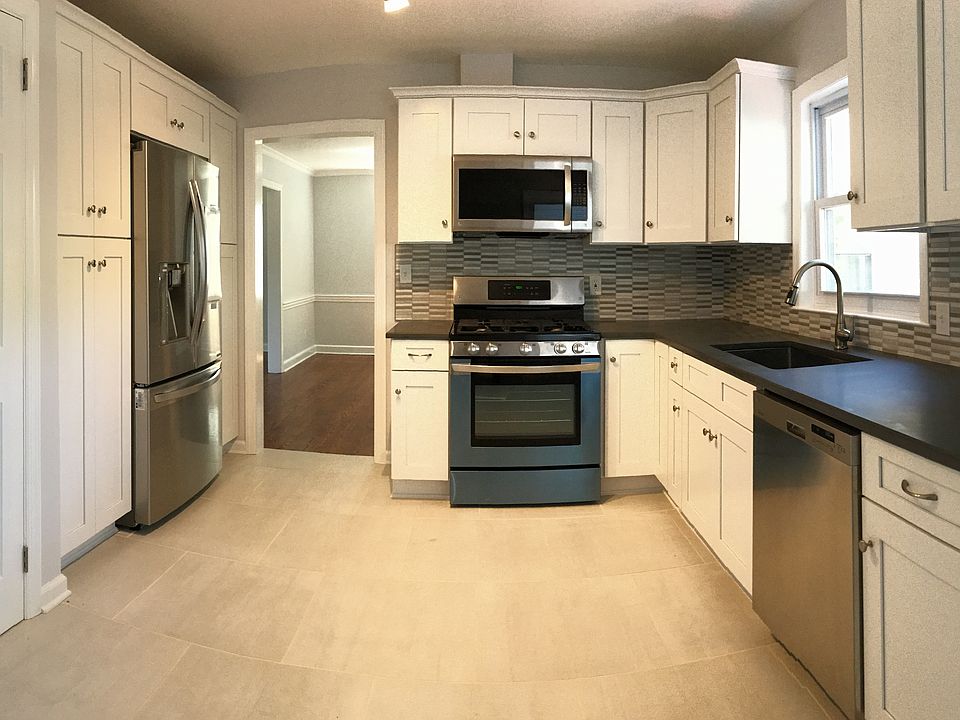 Kitchen W/ Pantry 