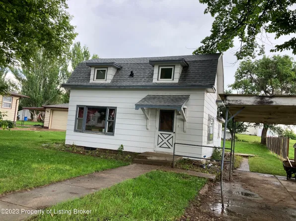 408 9th St S, Hettinger, ND 58639