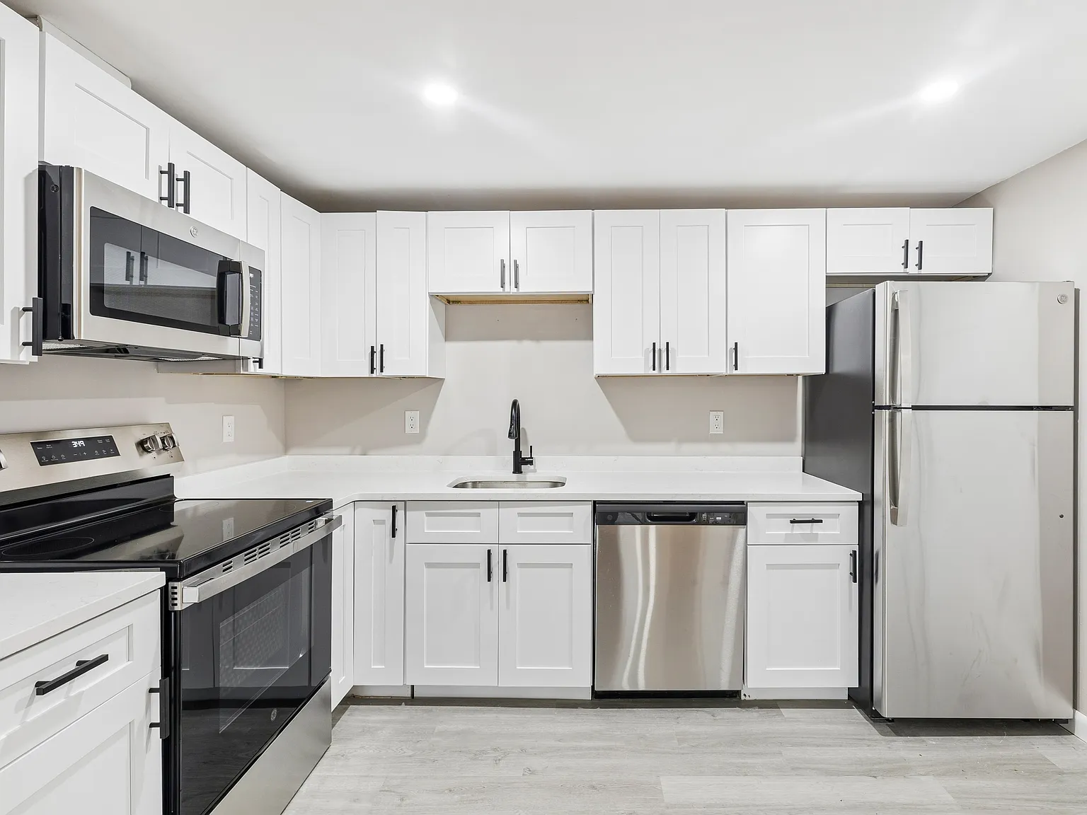 2 bed, 800 sqft, $2,450 — Photo 1
