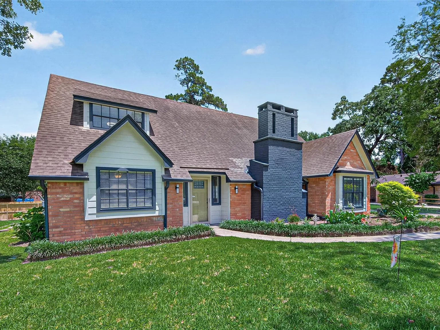 5 bed, 2.5 bath, 2212 sqft, $2,500 — Photo 2