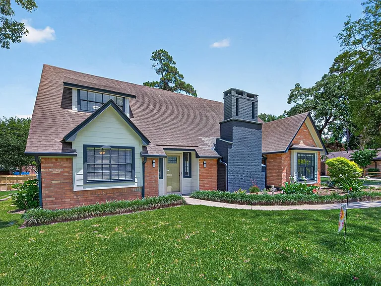 105 Glenmora Ct — Photo 2