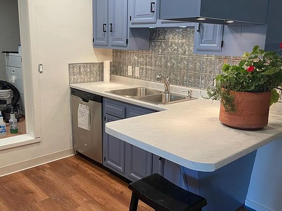 Note the peninsula that adds cooking area as well as an eating space for 2.