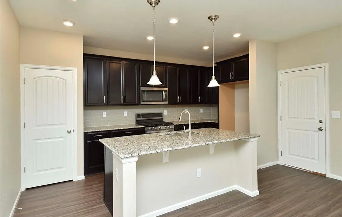 3 bed, 2.5 bath, 2042 sqft, $3,100 — Photo 4