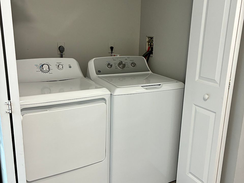 In Unit Full Size Washer & Dryer
