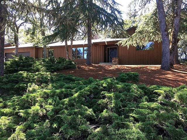 1st image of 740 SE Summit Dr