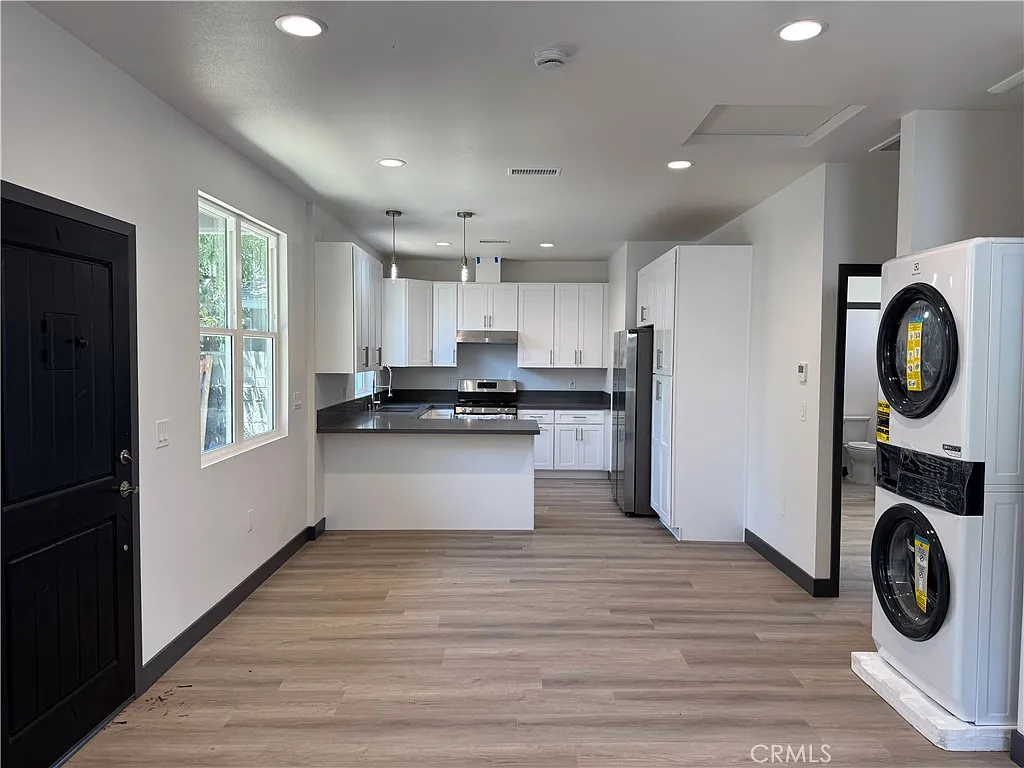 2 bed, 899 sqft, $3,300 — Photo 3