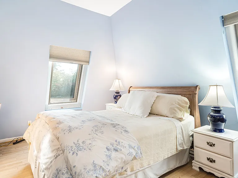 686 Hill St — Photo 15